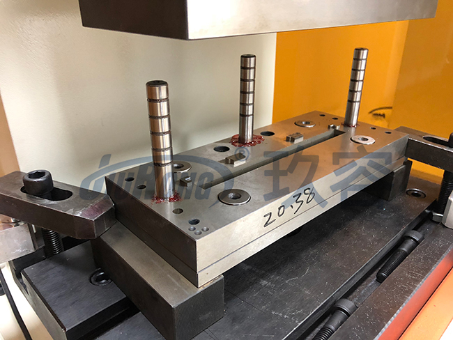 氣液增壓機下模安裝情況